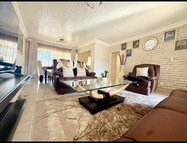 3 BEDROOM HOUSE FOR SALE IN VANDERBIJLPARK SW 2